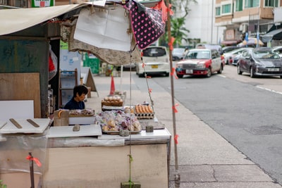 白木桌上的什锦水果